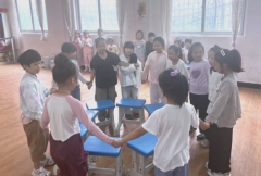 一年级新生在老师带领下以做游戏的方式